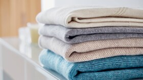 Uma pilha de roupa acabada de secar no secador