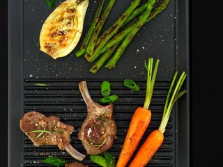 Borrego com cenouras a grelhar num grelhador da Electrolux 