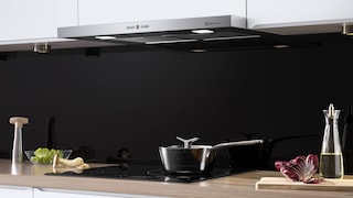 Um exaustor da Electrolux sobre uma placa de indução com um tacho