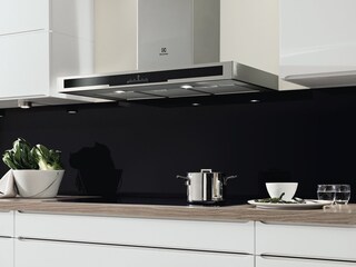 Um exaustor da Electrolux que sai da placa