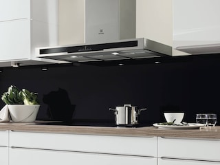 Um exaustor da Electrolux que sai da placa
