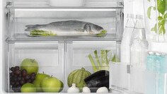 Grande plano de um frigorífico Electrolux FreshPlus com alimentos em todas as prateleiras