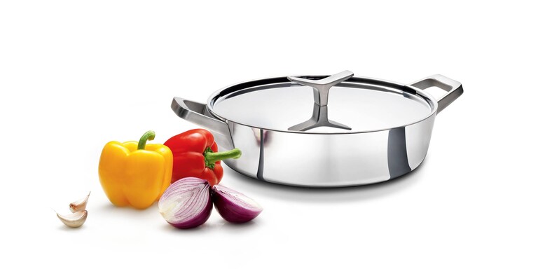 A caçarola baixa Infinite Chef com pimentos, cebolas e alho