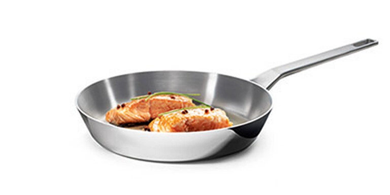 Carne a fritar numa frigideira Infinite Chef