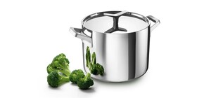 A panela de sopa grande com brócolos