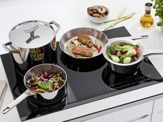Carne e legumes preparados com a frigideira, o tacho de saltear cónico e o coador chinês da coleção Infinite Chef