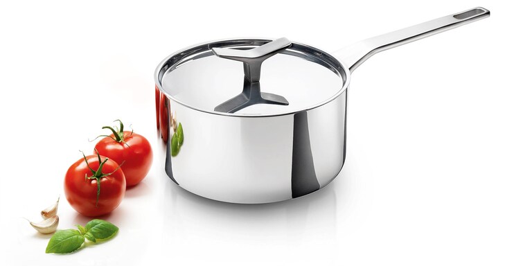 A caçarola Infinite Chef com alguns tomates frescos e alho