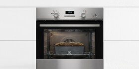 Pão a cozer num forno Electrolux