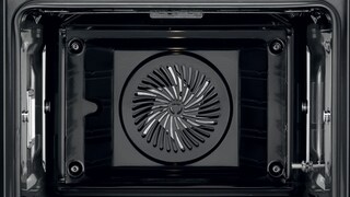 O interior limpo de um forno Electrolux