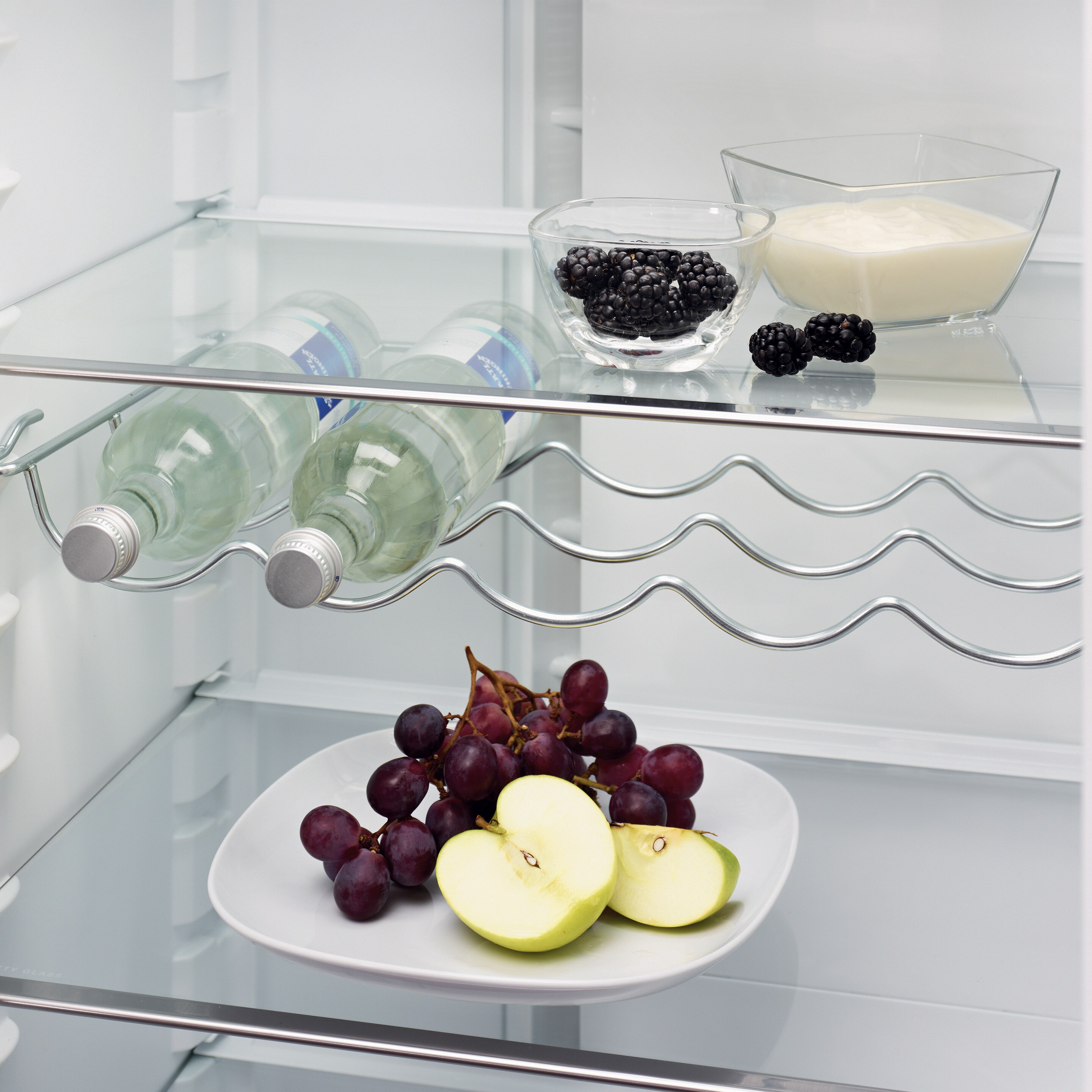 Prateleira com garrafas de vinho num combinado Electrolux