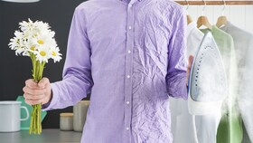 Homem com uma camisa amarrotada numa parte e lisa na outra, para mostrar as vantagens da SteamCare