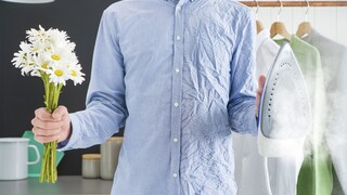 Uma camisa amarrotada numa parte e lisa na outra para mostrar o poder das máquinas com vapor