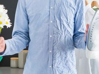 Uma camisa amarrotada numa parte e lisa na outra para demonstrar o poder das máquinas de lavar roupa com vapor