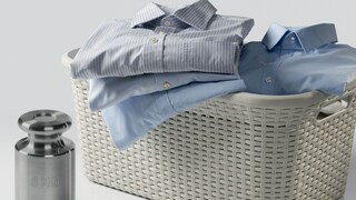 Uma pilha de camisas num cesto de roupa