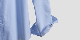 Camisa azul desabotoada
