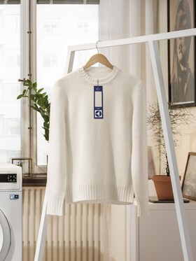 Camisola de lã branca pendurada