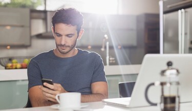 homem a consultar conteúdos no telemóvel