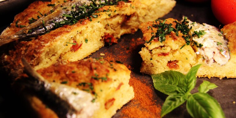 Broa de sardinha, tomate seco e manjericão
